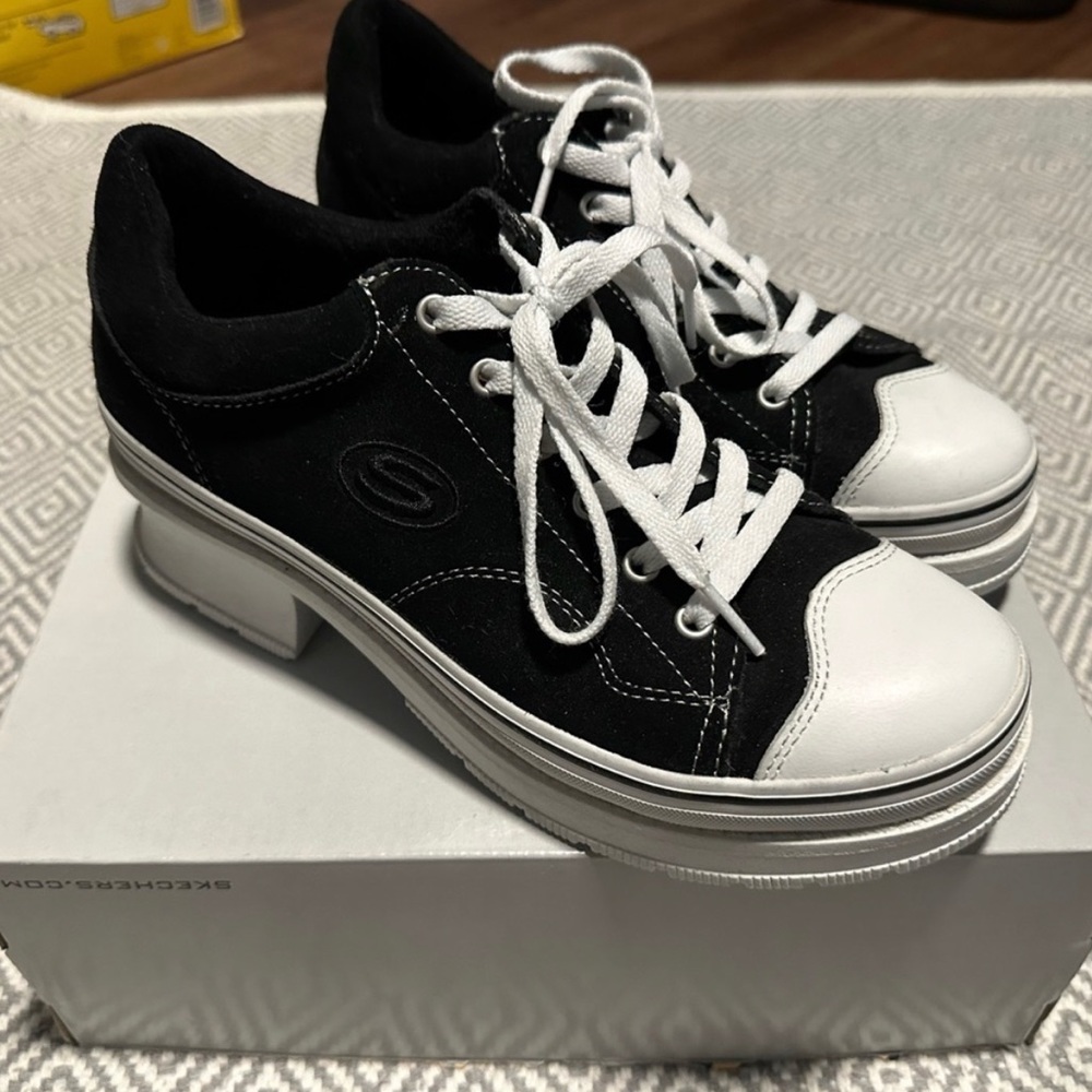 Skechers Black Softy Heartbeats Sneakers